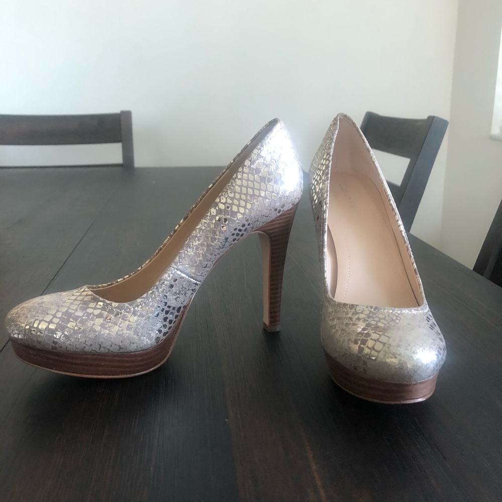 Like new CK platform pumps